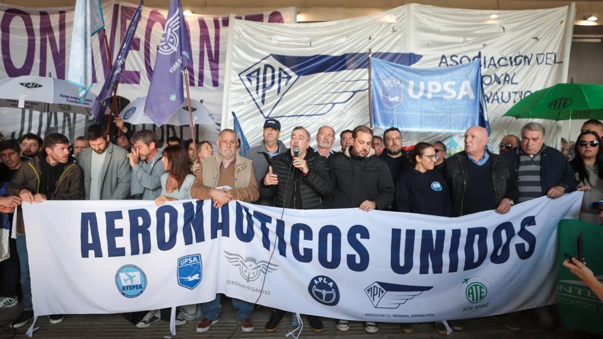 Plan de lucha de gremios que nuclean a trabajadores aeronáuticos.