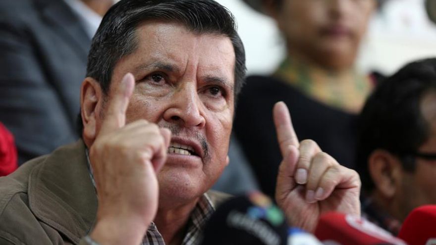 El presidente del Frente Unitario de Trabajadores (FUT), Mesías Tatamuez, habla este miércoles durante una rueda de prensa en Quito (Ecuador), sobre el inicio de movilizaciones graduales y permanentes hasta llegar a una huelga nacional en contra de las medidas económicas anunciadas por el Gobierno de Ecuador.