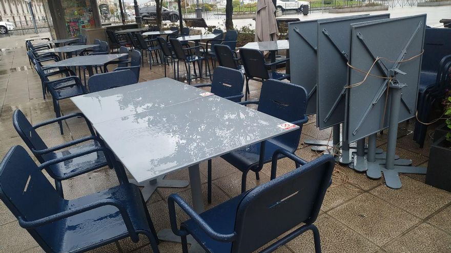 Se permite que algunos establecimientos puedan recoger y dejar en el exterior el mobiliario de sus terrazas.