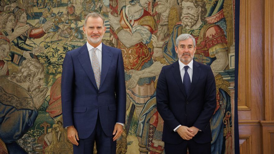 El Rey Felipe VI (i) y el presidente de Canarias, Fernando Clavijo (d), posan en el Palacio de la Zarzuela, a 20 de septiembre de 2023, en Madrid (España). Clavijo recuperó el pasado mes de julio la presidencia de Canarias después de cuatro años en la opo