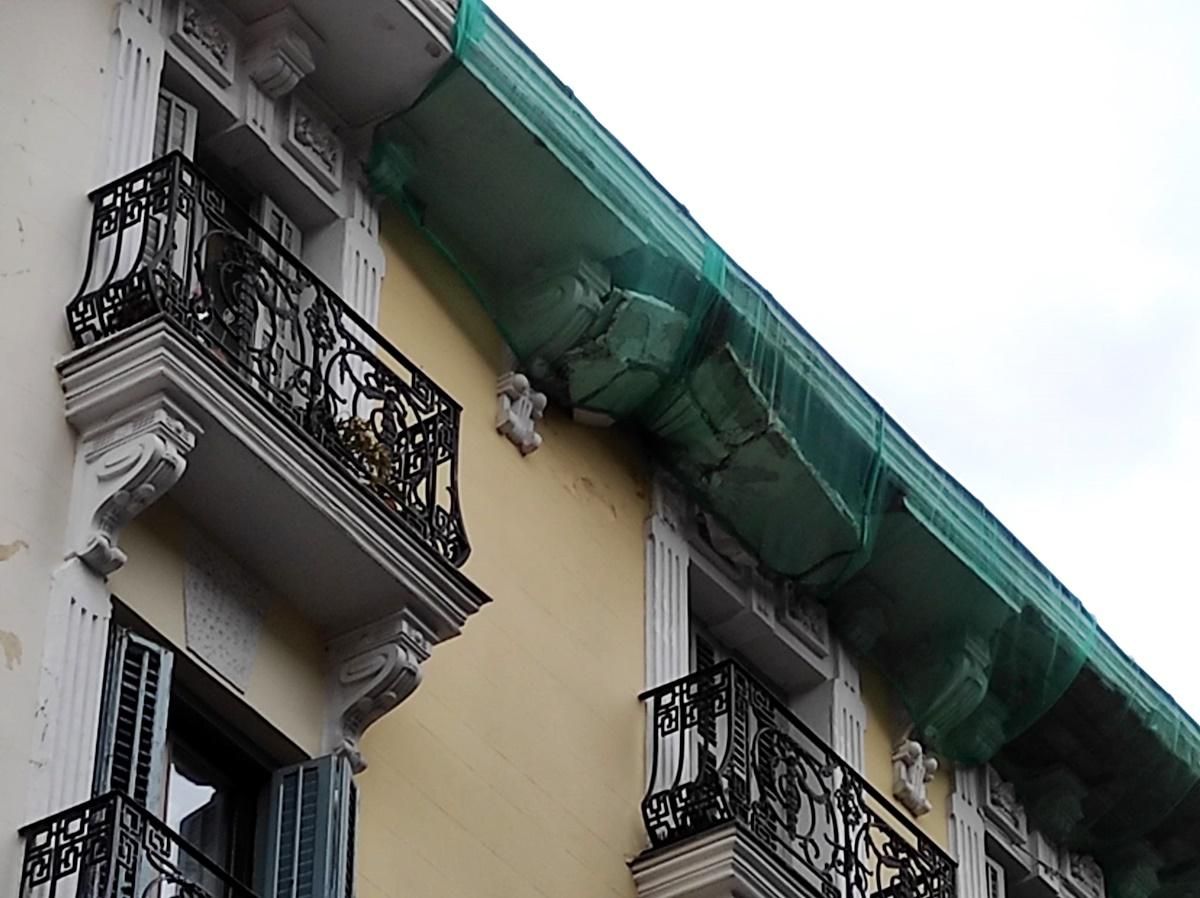 La malla protectora colocada en la cornisa evitó males mayores