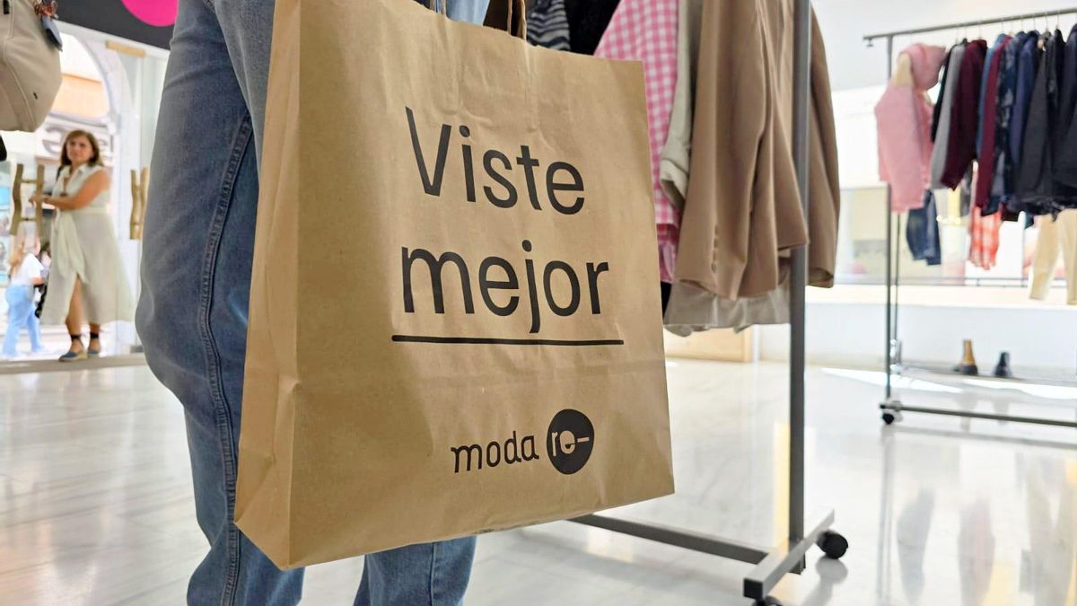 Durante 2025, Eh! Laboras recogió 567.051 kilos de ropa a través de 121 contenedores distribuidos en 27 municipios