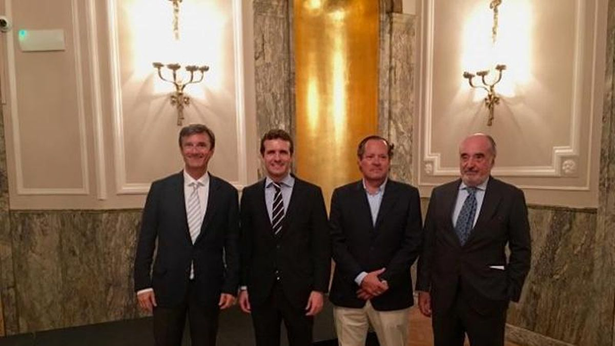 Leopoldo Santorromán junto a Pablo Casado (en el centro de la imagen), en 2016.