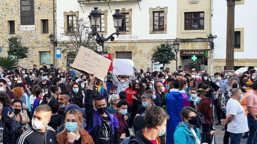 Concentración en Bilbao para denunciar la agresión homófoba de este domingo a dos jóvenes