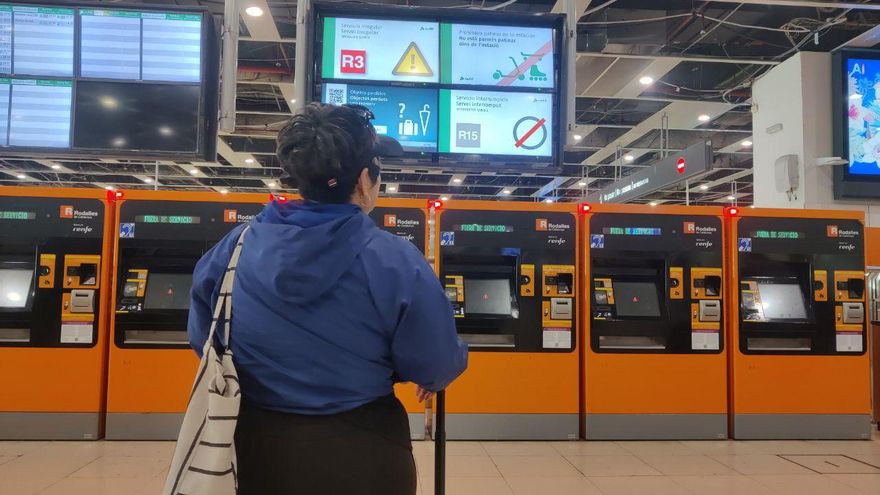 El caos ferroviario se alarga en Catalunya con epicentro en Rodalies: "Aquí no salen los trenes ni con apagón ni sin apagón"