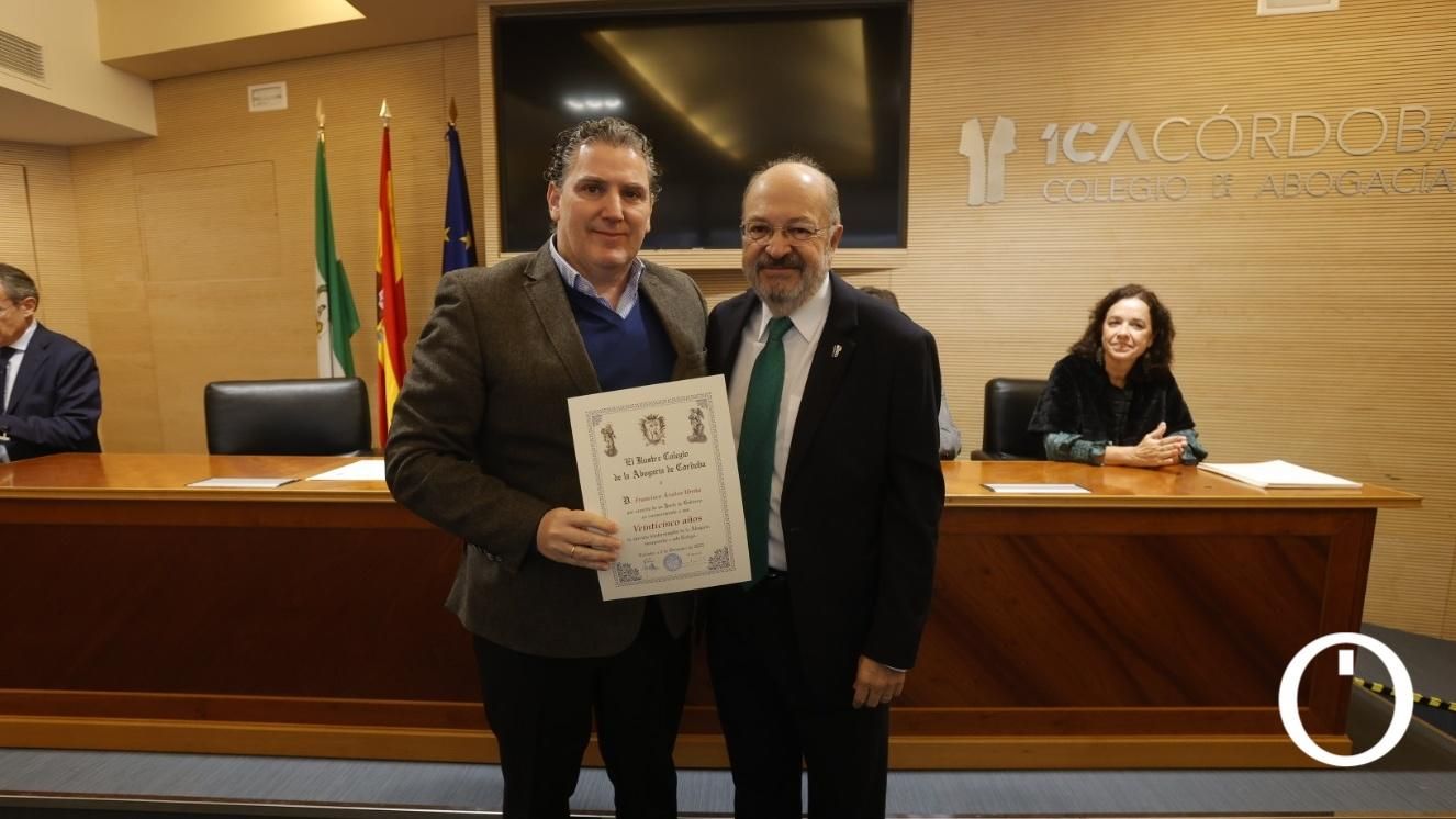 Entrega de diplomas a las personas colegiadas que cumple 50 y 25 años de abogacía.