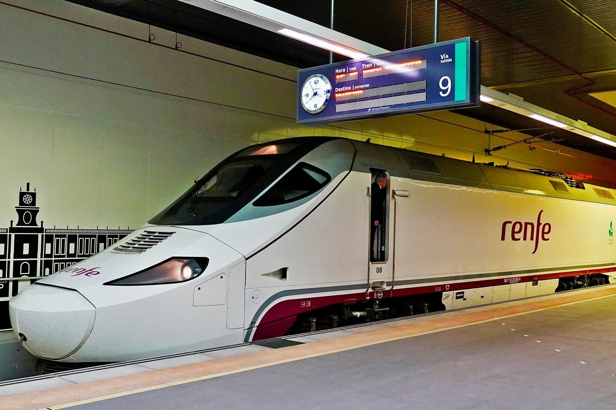 El primer Alvia que pasa por León para circular por la Variante de Pajares.