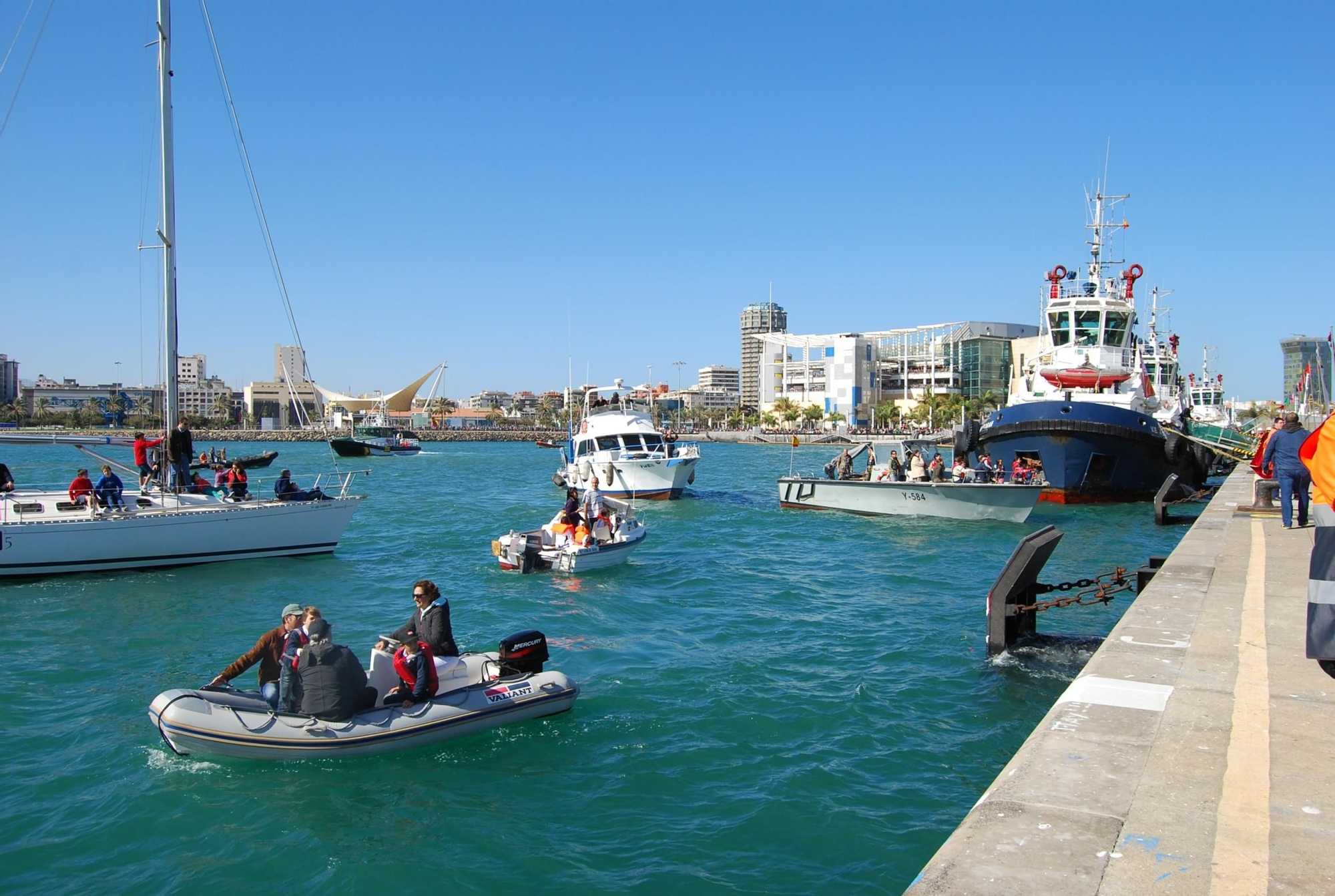 Algunos niños vieron a Sus Majestades desde las lanchas y barcos que se acercaron hasta el muelle