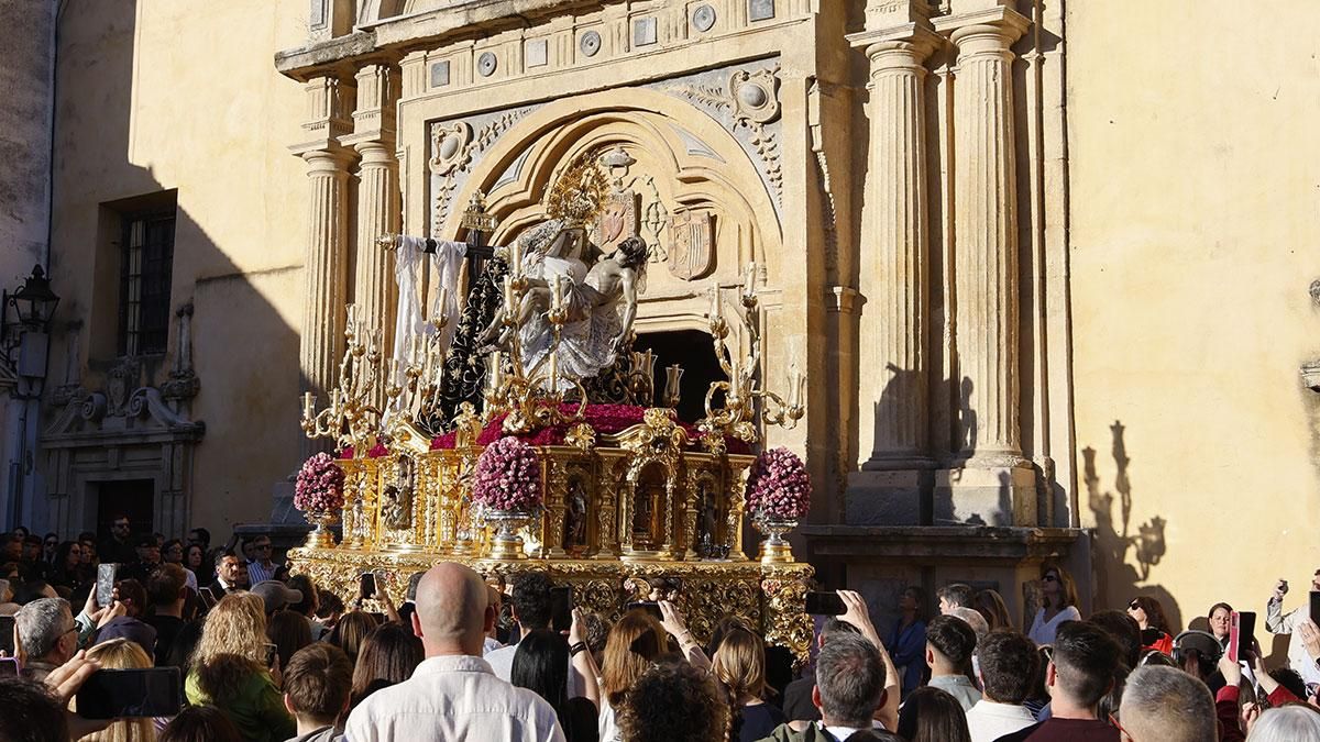 La procesión de la Hermandad de Las Angustias, en imágenes