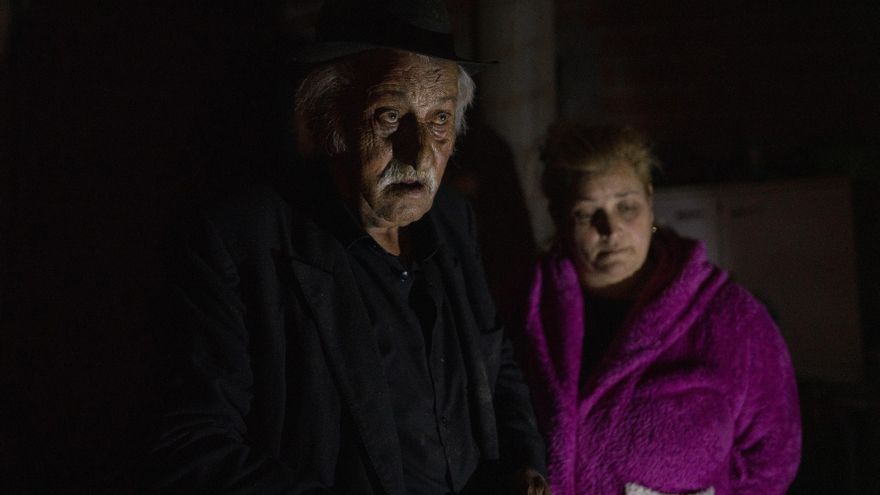 Nadie soluciona el apagón en la Cañada Real: "Nos vamos a las ocho a dormir porque hace frío"