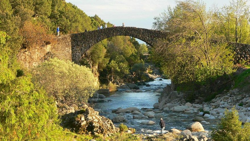 Gratuita, con agua pura y en el interior: todas las sorpresas que esconde la mayor piscina natural de España