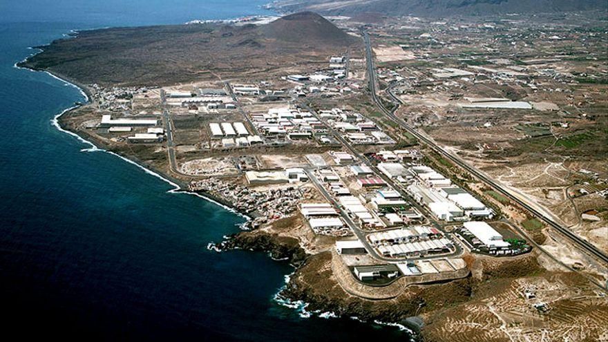 Sobre un campo de lava y con vertidos tóxicos a la costa: así son los atentados medioambientales del mayor polígono industrial de Tenerife