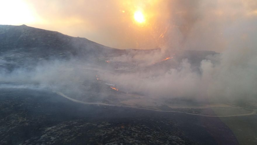 50 horas del incendio en Navalacruz: más de 12.000 hectáreas calcinadas y ocho pueblos desalojados