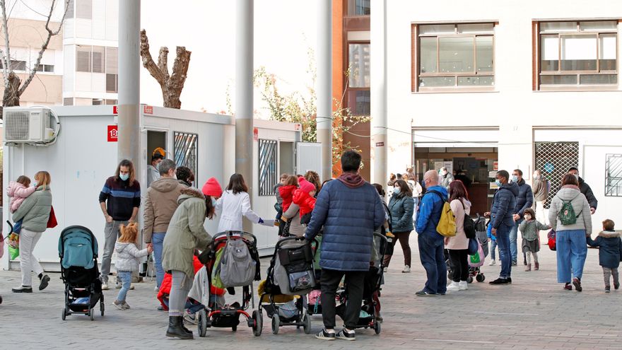 Varios padres con sus hijos esperan para realizarse TAR y PCR en el Centro de Atención Primaria de Villa Olímpica, en Barcelona este viernes. EFE/Alejandro García