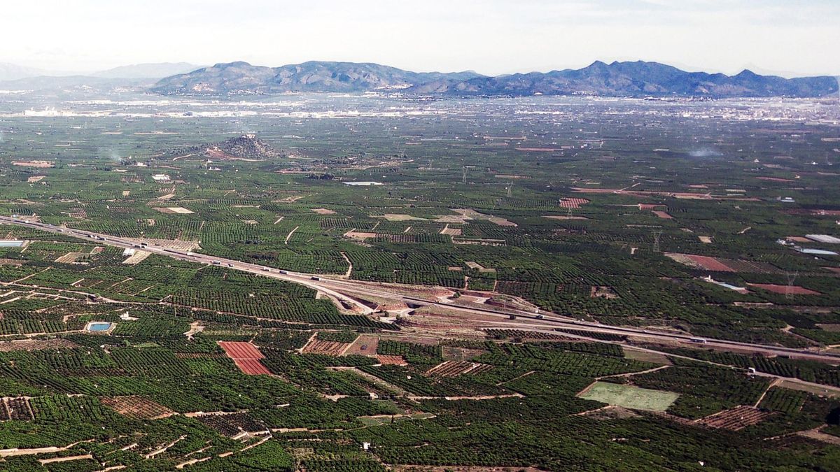 Panoràmica de la Plana de Castelló i al fons les serres de Borriol i del Desert de les Palmes, escenari dels combats a partir de l’11 de juny.