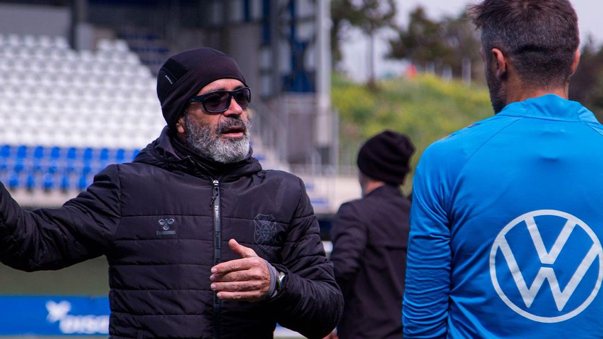 Álvaro Cervera dialoga con Aitor Sanz en un entrenamiento