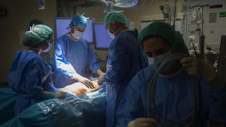 El consejero de Salud reconoce que la lista de espera quirúrgica ha bajado a pesar de la huelga médica