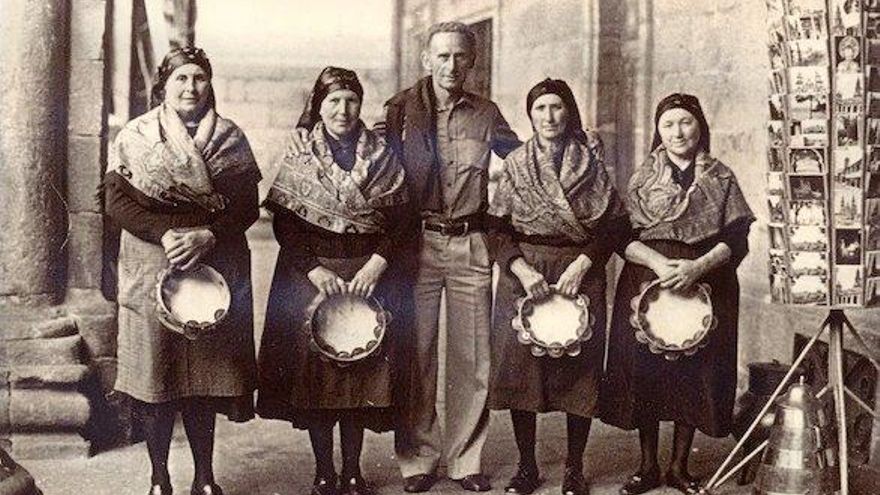 Las “Vellas de Mens”: las pandereteiras mediáticas y folclorizadas por el franquismo a las que dedican las Letras Galegas