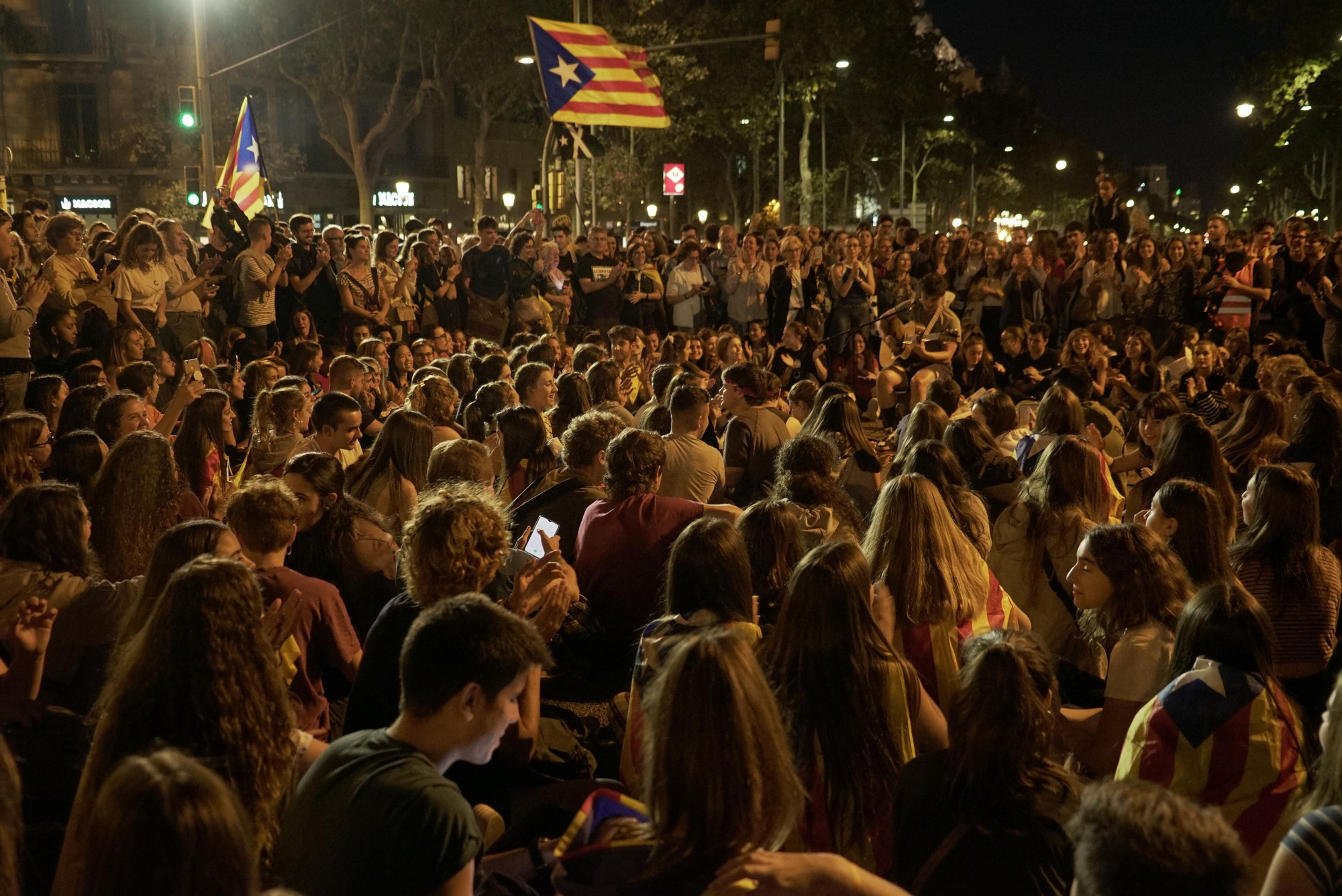 Miles de personas se manifiestan por cuarto día consecutivo contra la sentencia del procés