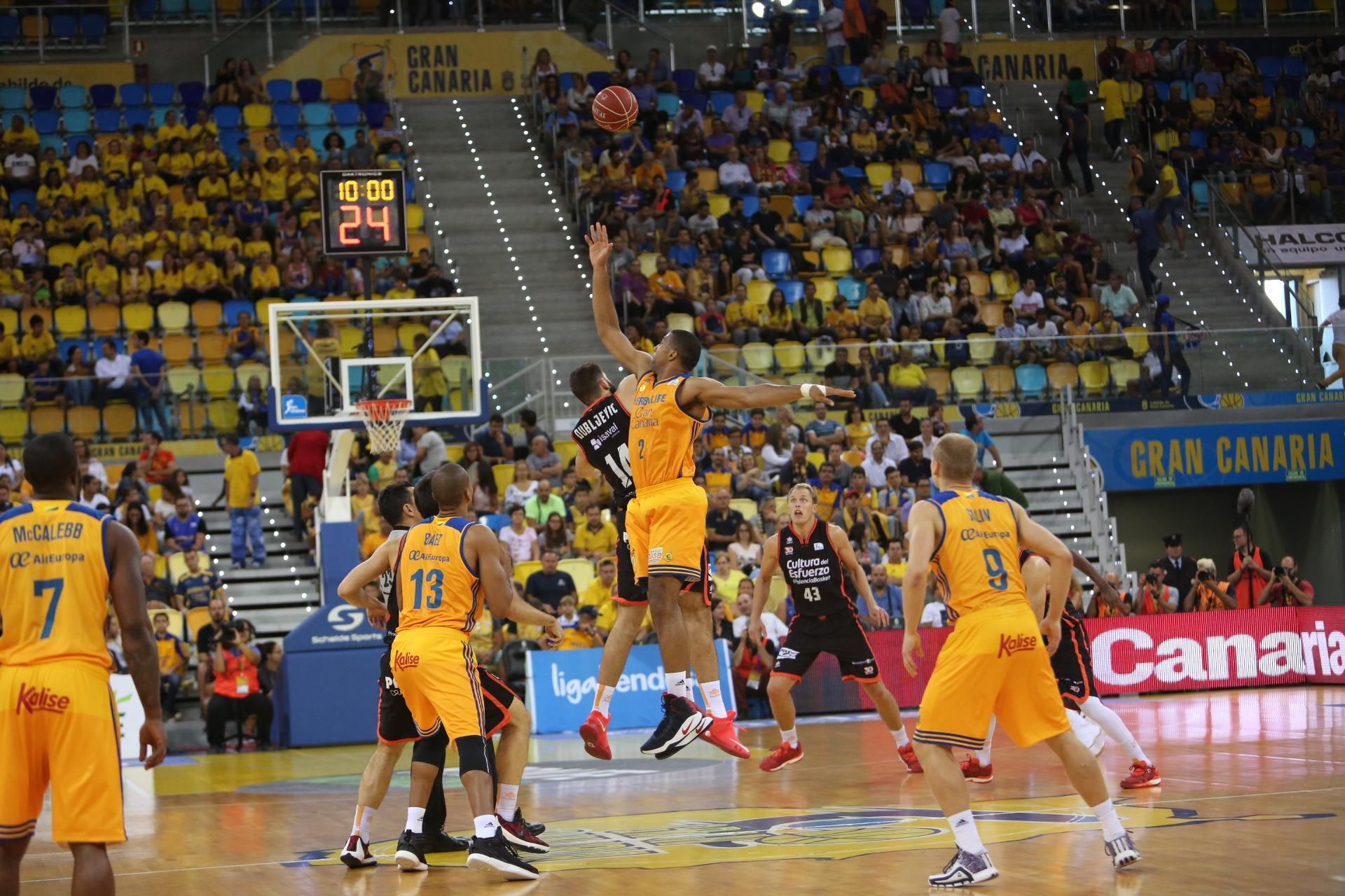 Imagen del encuentro entre el Herbalife Gran Canaria y el Valencia Basket.