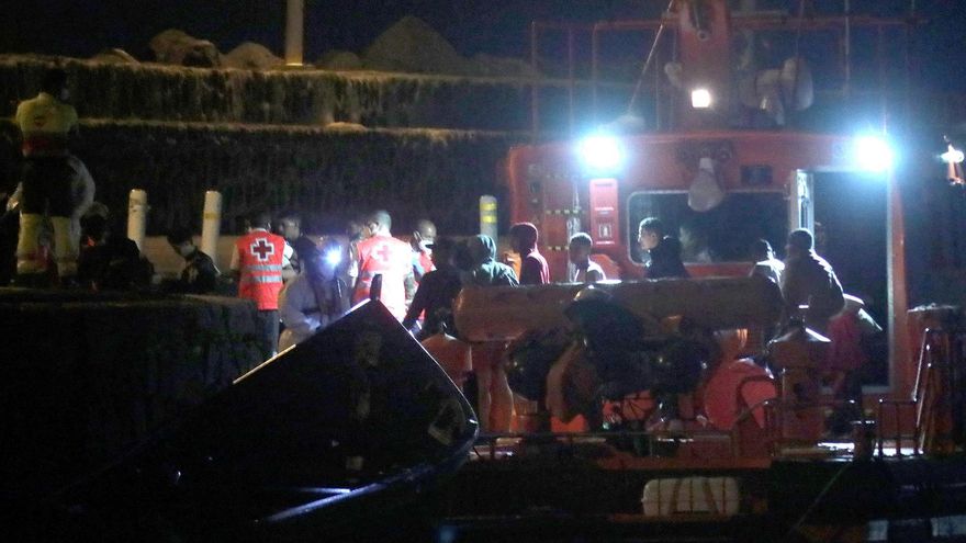 Salvamento Marítimo rescata a 84 personas de dos pateras en aguas de Lanzarote