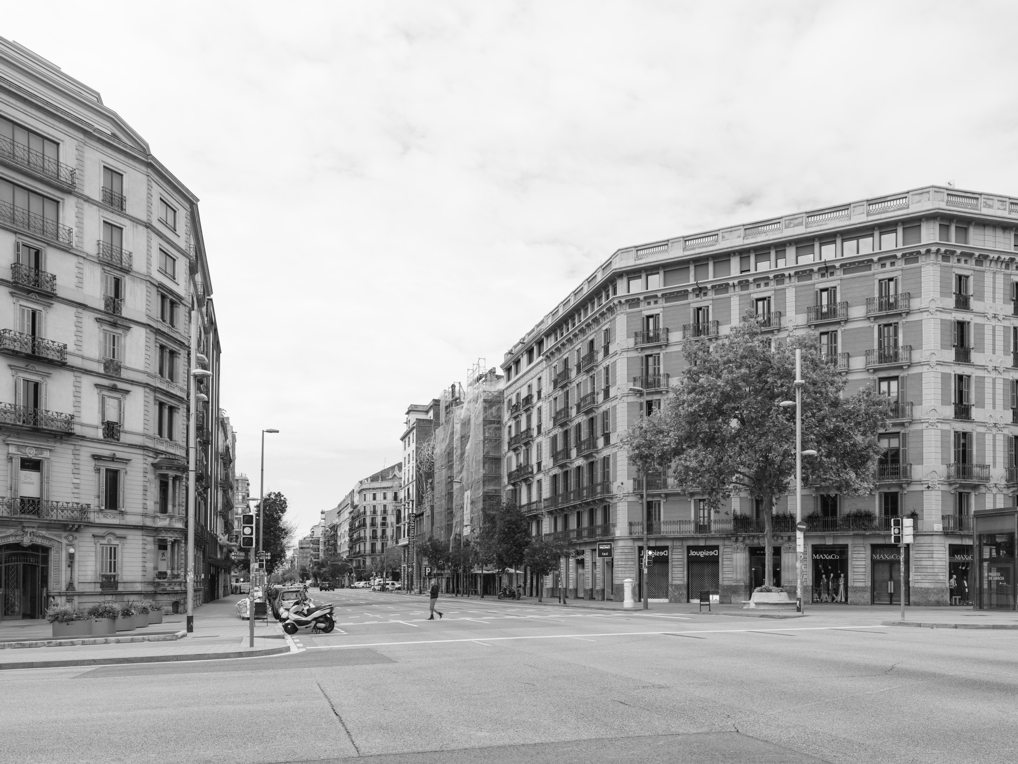 El cruce de calle Aragó con paseo de Gràcia, durante la Diada de Sant Jordi de 2020.