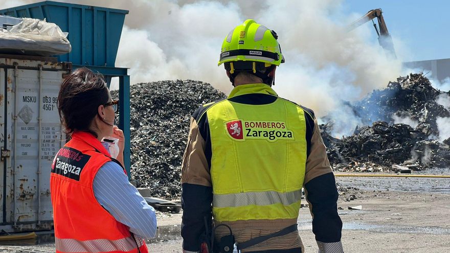 Los continuos incendios en un parque de reciclaje hartan a los vecinos de un barrio de Zaragoza: "Merecemos explicaciones"