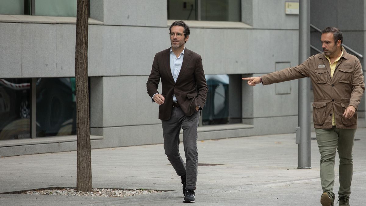 El vicesecretario de Cultura y portavoz del PP, Borja Sémper, ofrece declaraciones a los medios de comunicación en la Audiencia Nacional el día en el que el PP presenta una querella contra el PSOE, a 14 de octubre de 2024, en Madrid (España). La querella