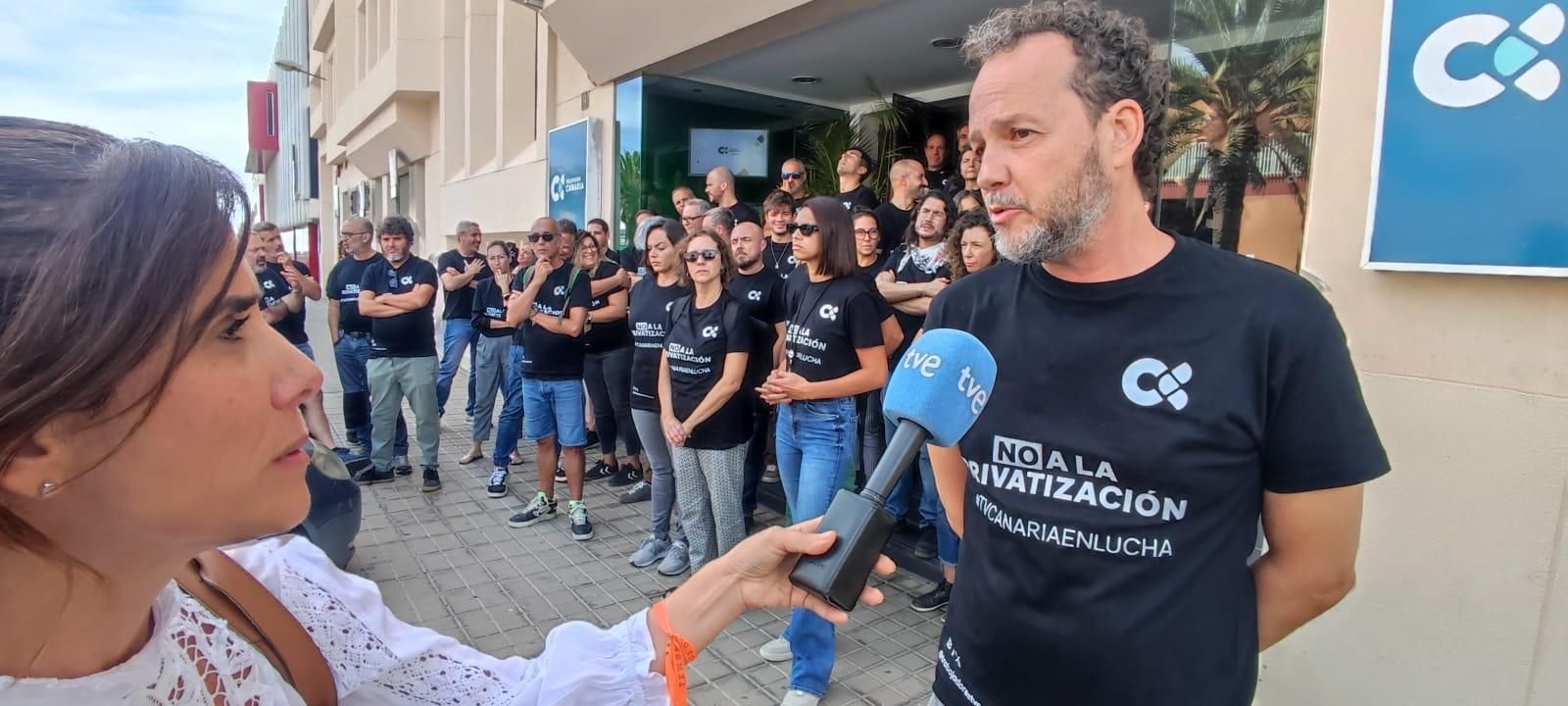Aday Domínguez, portavoz de la plantilla de Televisión Canaria, este miércoles ante el centro de Las Palmas de Gran Canaria.