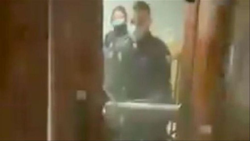 Policías imputados por otra ‘patada en la puerta’ durante el estado de alarma dicen al juez que les alertó una vecina