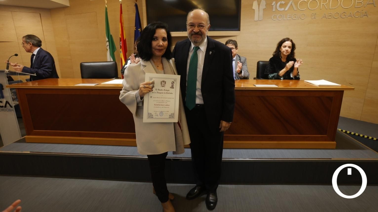 Entrega de diplomas a las personas colegiadas que cumple 50 y 25 años de abogacía.