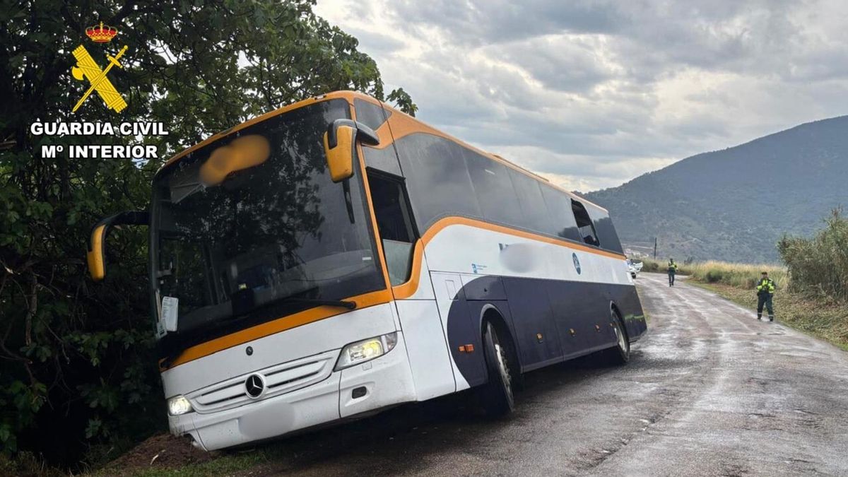 Estado en el que ha quedado el autobús tras salirse de la vía.