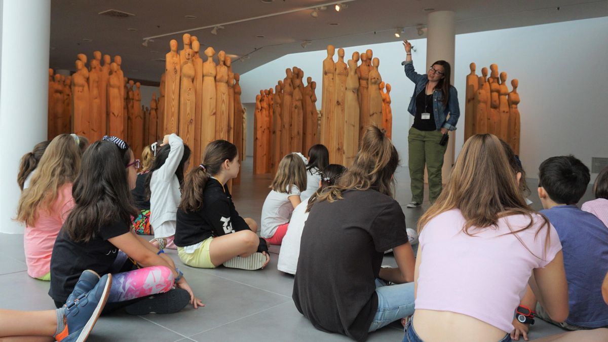 Un grupo de niños visita el Museo Wurth