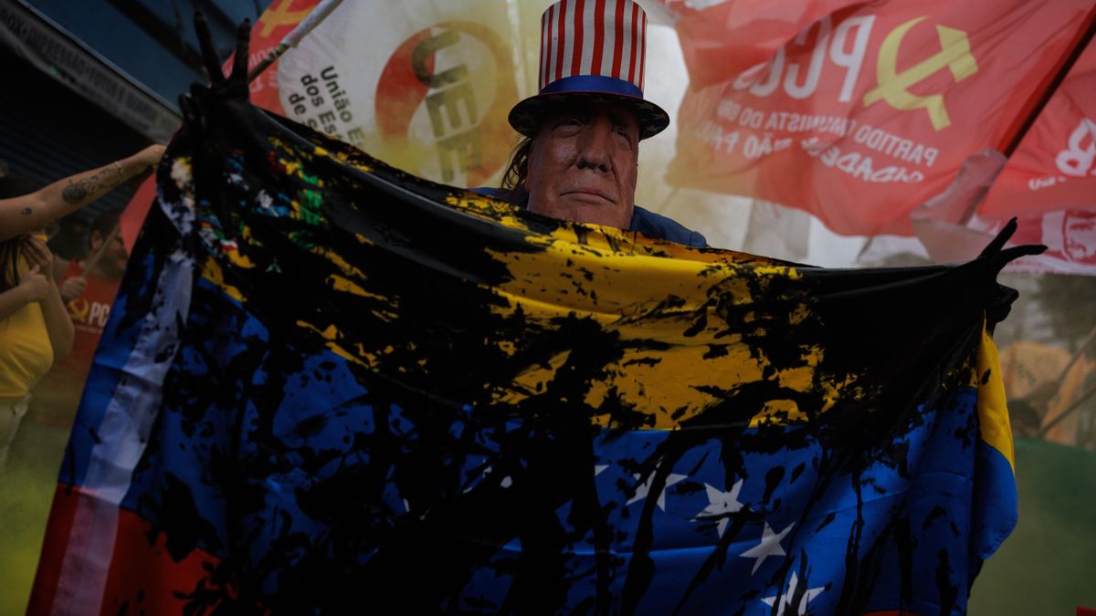 Una persona muestra el 5 de enero de 2026 una máscara de Donald Trump durante una manifestación en Sao Paulo.