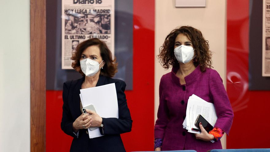 La ministra de Hacienda y portavoz del Gobierno, María Jesús Montero, junto a la vicepresidenta del Gobierno, Carmen Calvo. EFE/Chema Moya