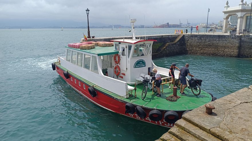 Las lanchas que operan en la bahía de Santander impedirán embarcar con alcohol para evitar que se celebre un 'macrobotellón' en El Puntal