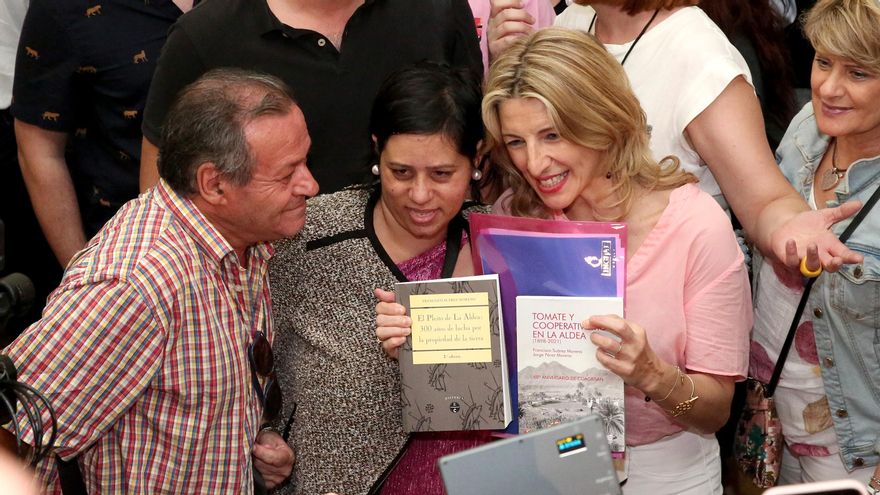 La ministra Yolanda Díaz recibe varios libros sobre La Aldea.