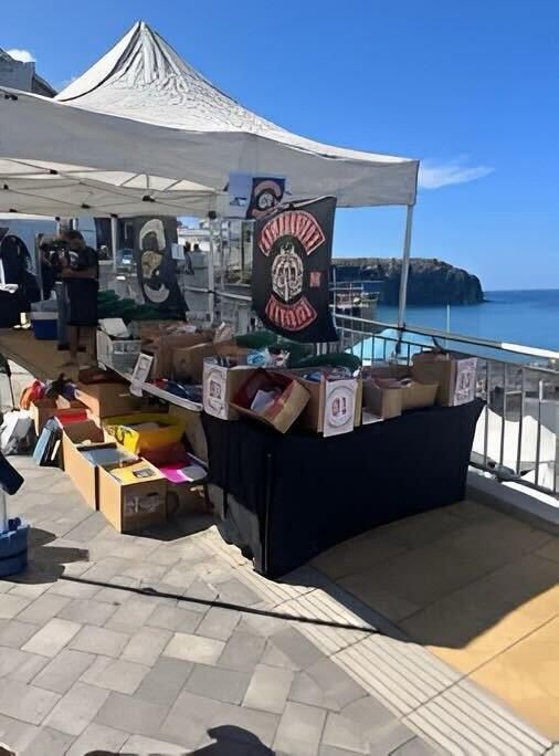 Feria instalada en un paseo marítimo en Canarias.