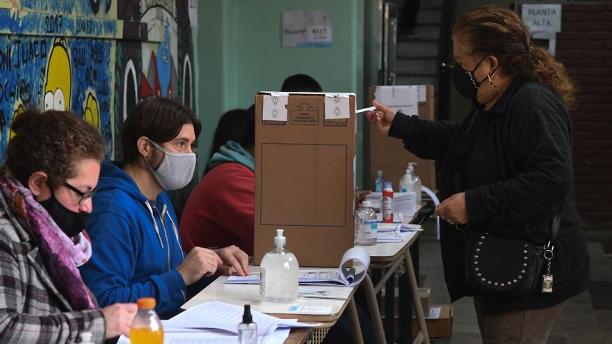 El voto-cachetazo y cómo la gestión de la pandemia tocó los nervios más sensibles de la sociedad: el de la vida, la muerte, la economía y la educación