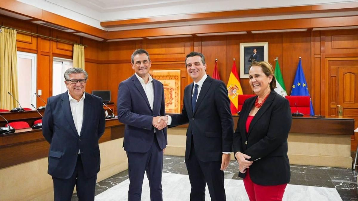 Responsables de LPS Grupo en su presentación en el Ayuntamiento de Córdoba con el alcalde, José María Bellido, y la presidenta del Imdeec, Blanca Torrent.