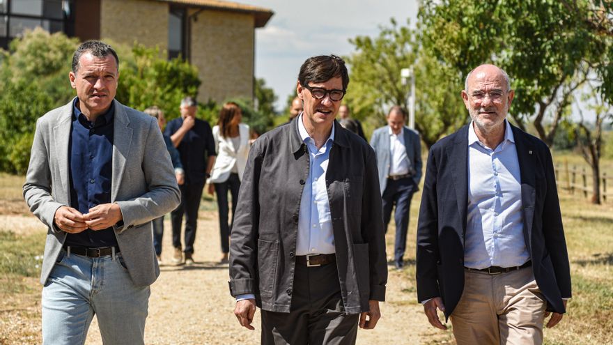 El presidente de la Generalitat de Catalunya, Salvador Illa (c), llega a la III Trobada del Govern, en Vilar Rural en Arnes (Tarragona)