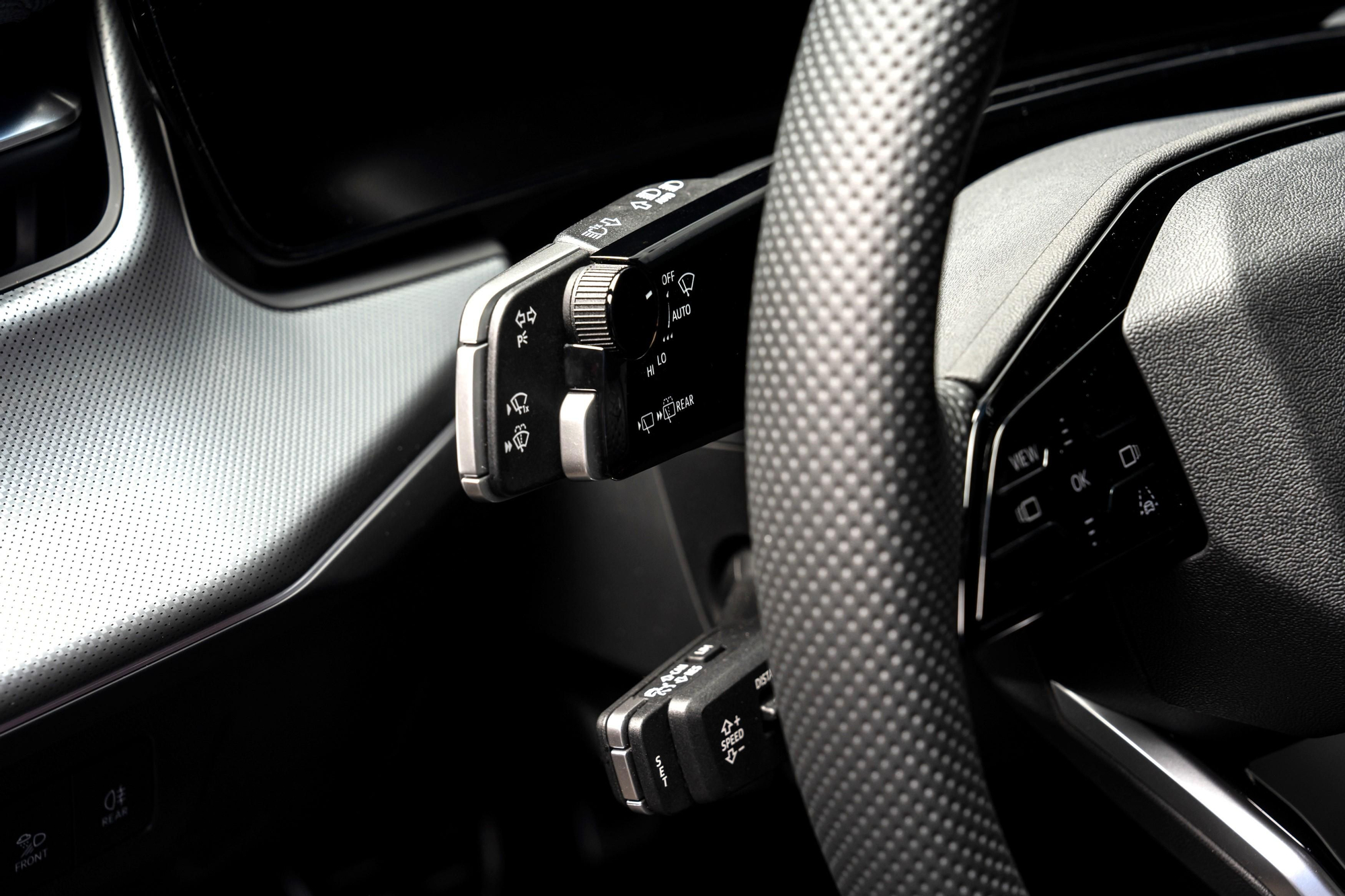 Detalle del nuevo módulo que agrupa, en este lado izquierdo, los intermitentes y los limpiaparabrisas.