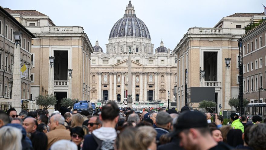 Más de 128.000 personas han visitado ya la capilla ardiente del papa Francisco