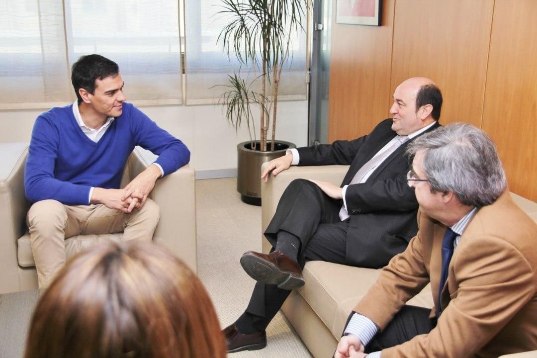 2015. Primera reunión con Pedro Sánchez, entonces líder de la oposición.