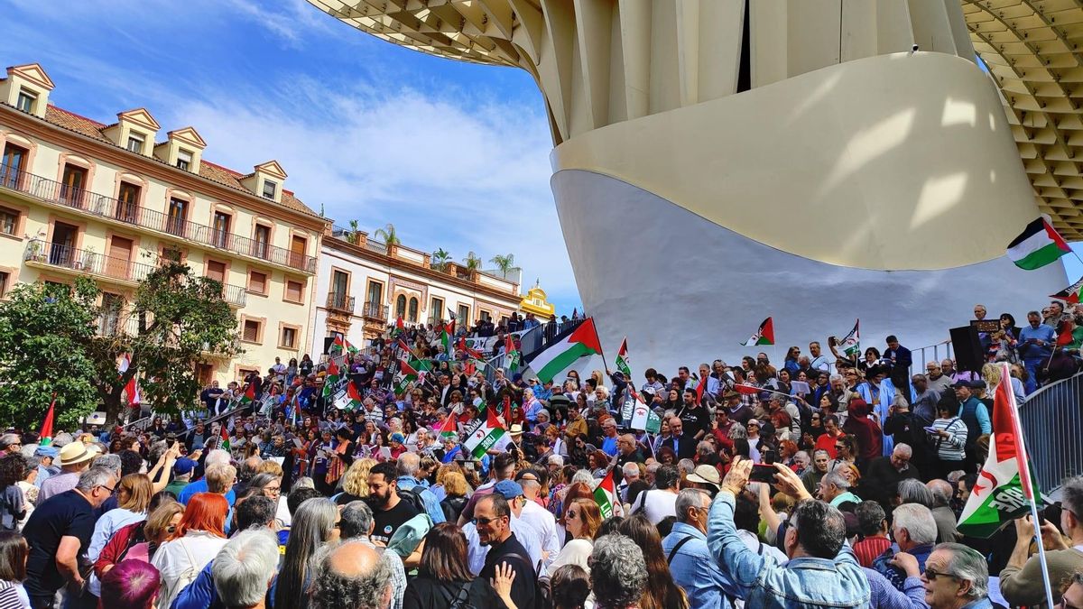 "Sevilla no es indiferente ante la guerra": cientos de personas cantan por la paz en Palestina, el Sáhara y Oriente Medio