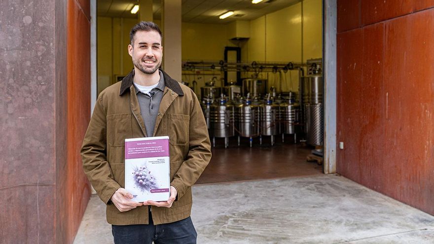 Una tesis de la UR demuestra el potencial de los orujos de la uva para afinar y mejorar la calidad de vino