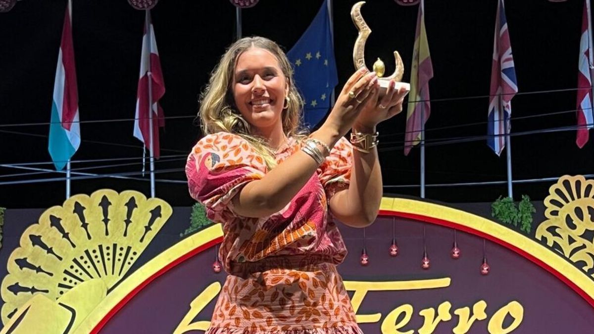 La cordobesa Carmen Carmona, con el Melón de Oro del Concurso Internacional de Cante Flamenco del Festival de Lo Ferro, el pasado mes de julio.