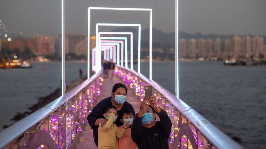 Una familia se toma un selfie en un embarcadero decorado con luces instaladas para celebrar el Año Nuevo Lunar en Hong Kong, China. EFE/EPA/JEROME FAVRE/Archivo
