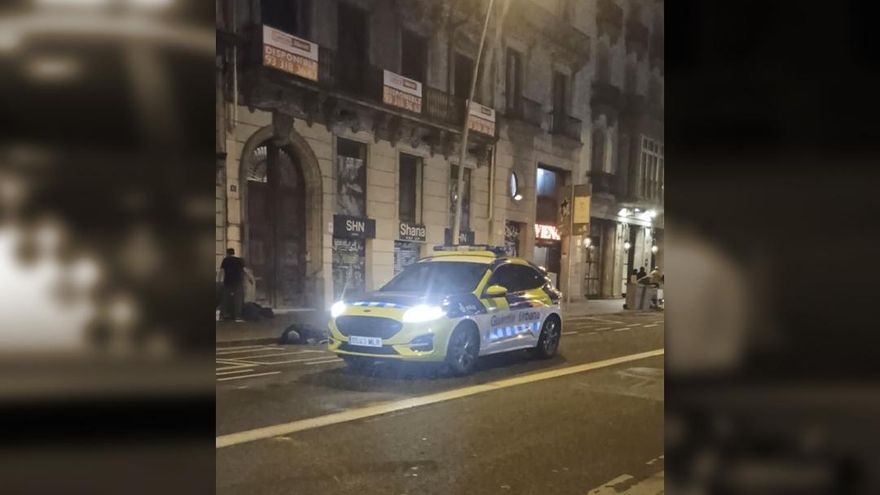 Una patrulla de la Guardia Urbana de Barcelona abandona a un sintecho inconsciente: “Es un caso perdido”