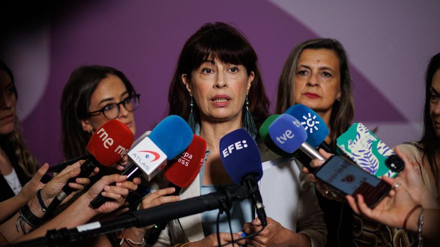 La ministra de Igualdad, Ana Redondo, atiende a los medios de comunicación.